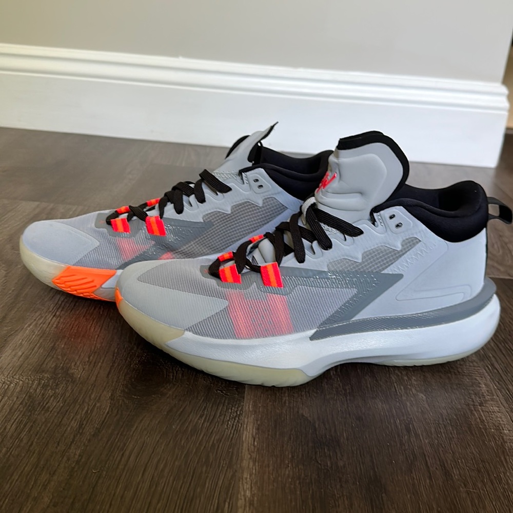 Nike Air Jordan Zion 1 Men's Sz 9.5 Light Smoke Grey Total Orange DA3130-008